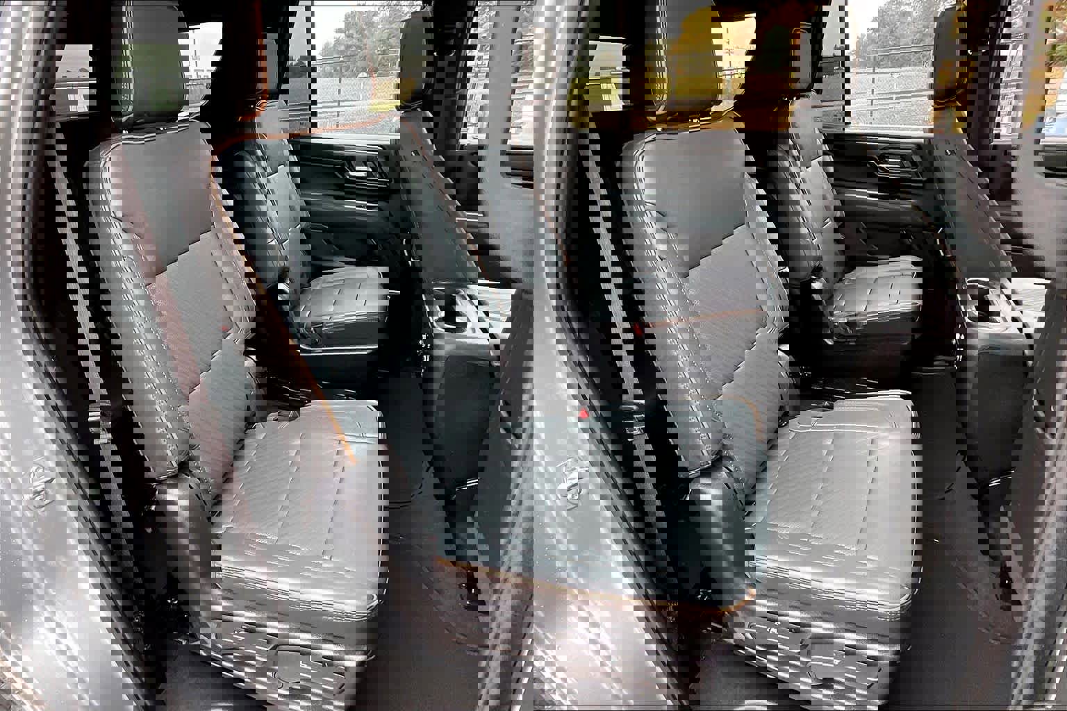 Used 2025 GMC Yukon AT4 w/ AT4 Premium Package image 19