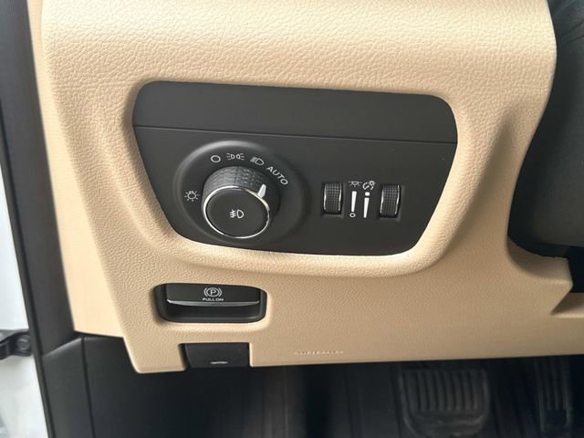 Used 2025 Jeep Grand Cherokee L Limited w/ Black Appearance Package image 31