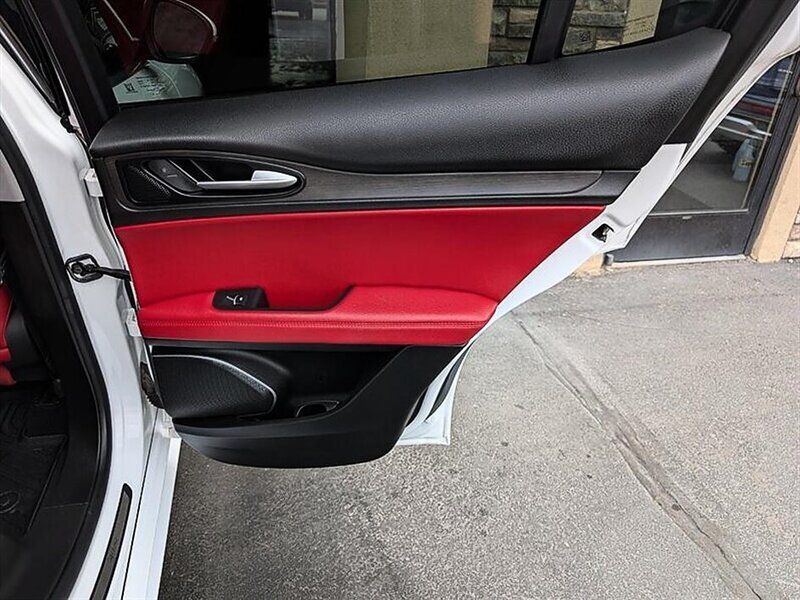 Used 2020 Alfa Romeo Stelvio Ti w/ Active Blind Spot Package AWD/4WD image 28
