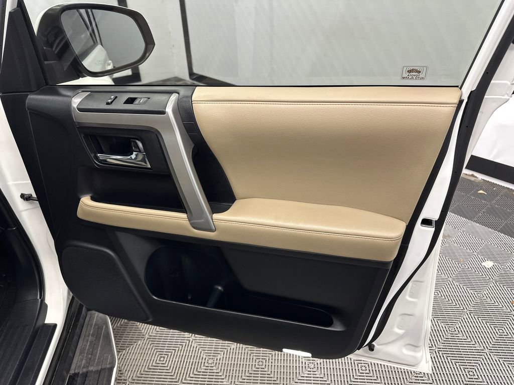 Used 2018 Toyota 4Runner SR5 AWD/4WD image 15