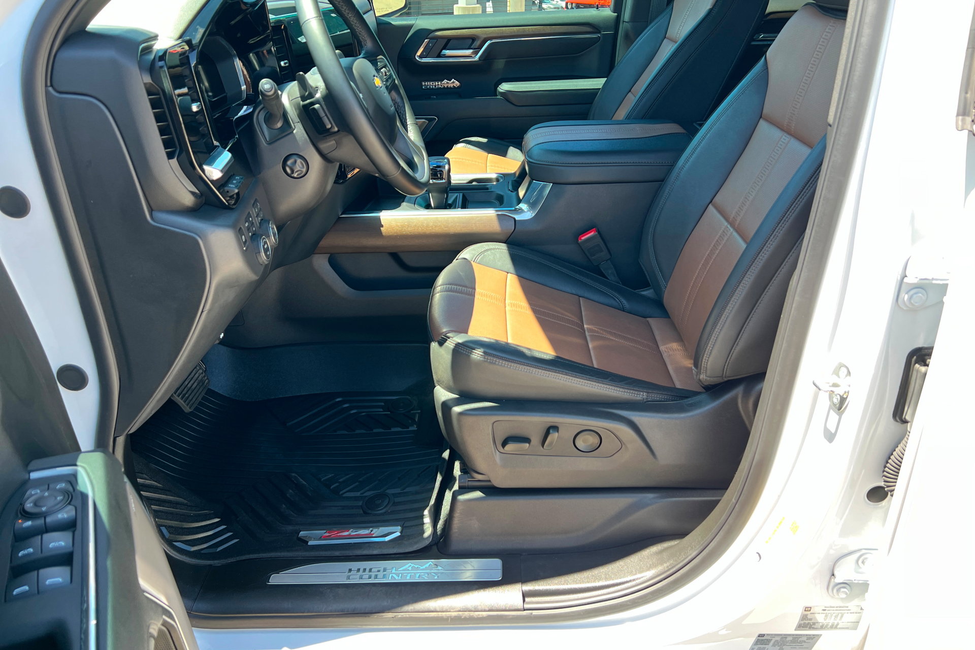 Used 2024 Chevrolet Silverado 1500 High Country w/ Technology Package AWD/4WD image 18
