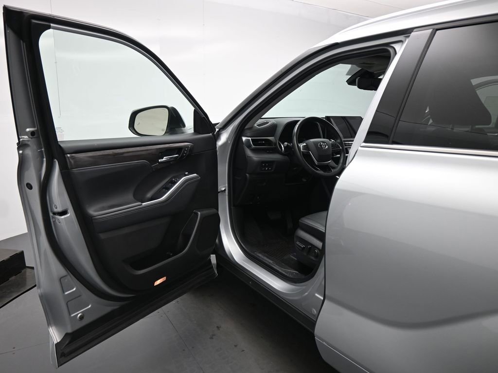 Used 2022 Toyota Highlander Limited image 9