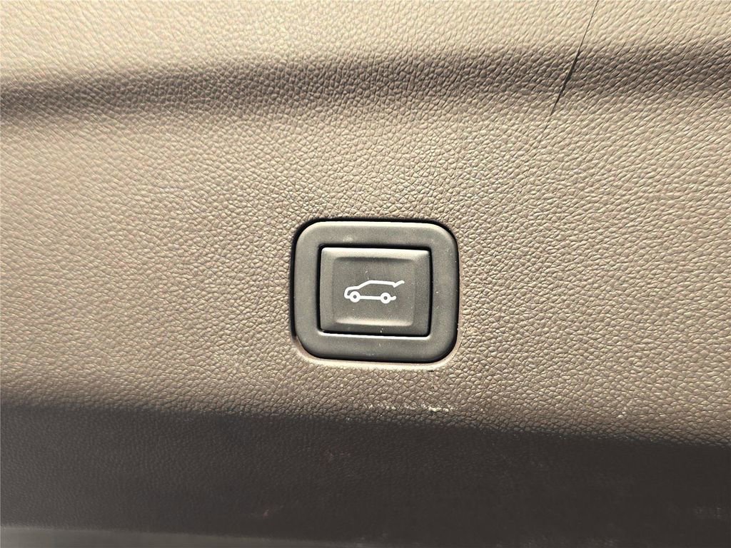 Used 2023 GMC Yukon XL Denali image 32