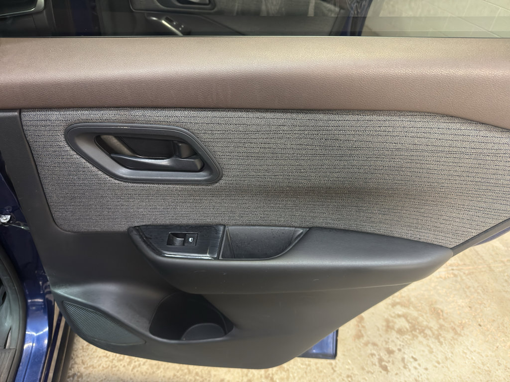 Used 2023 Nissan Rogue S AWD/4WD image 24