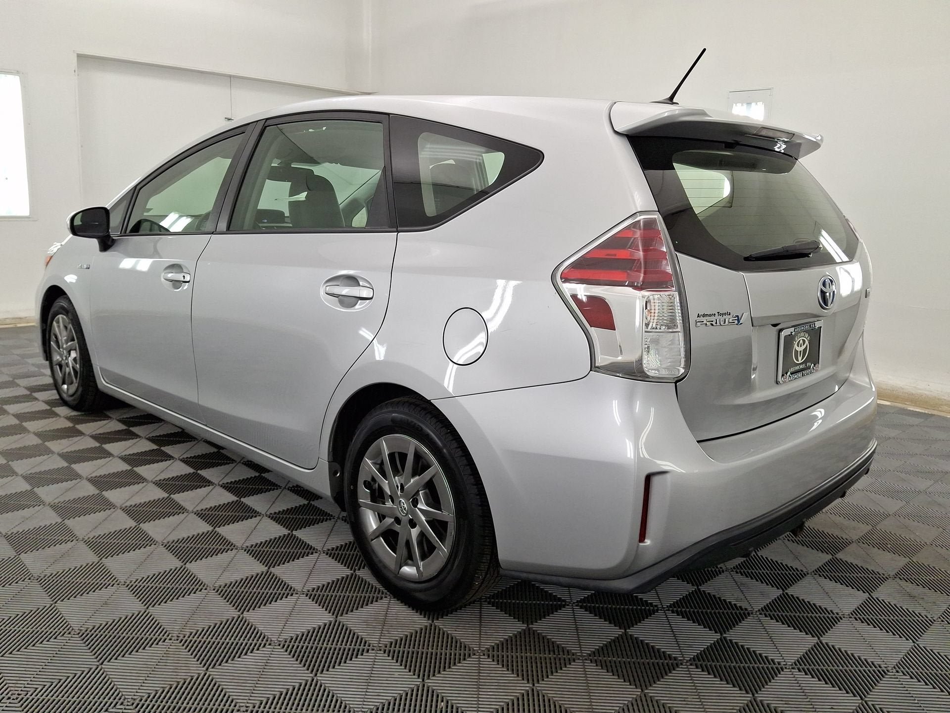 Used 2017 Toyota Prius V Four w/ Carpet Mat Package FWD image 22