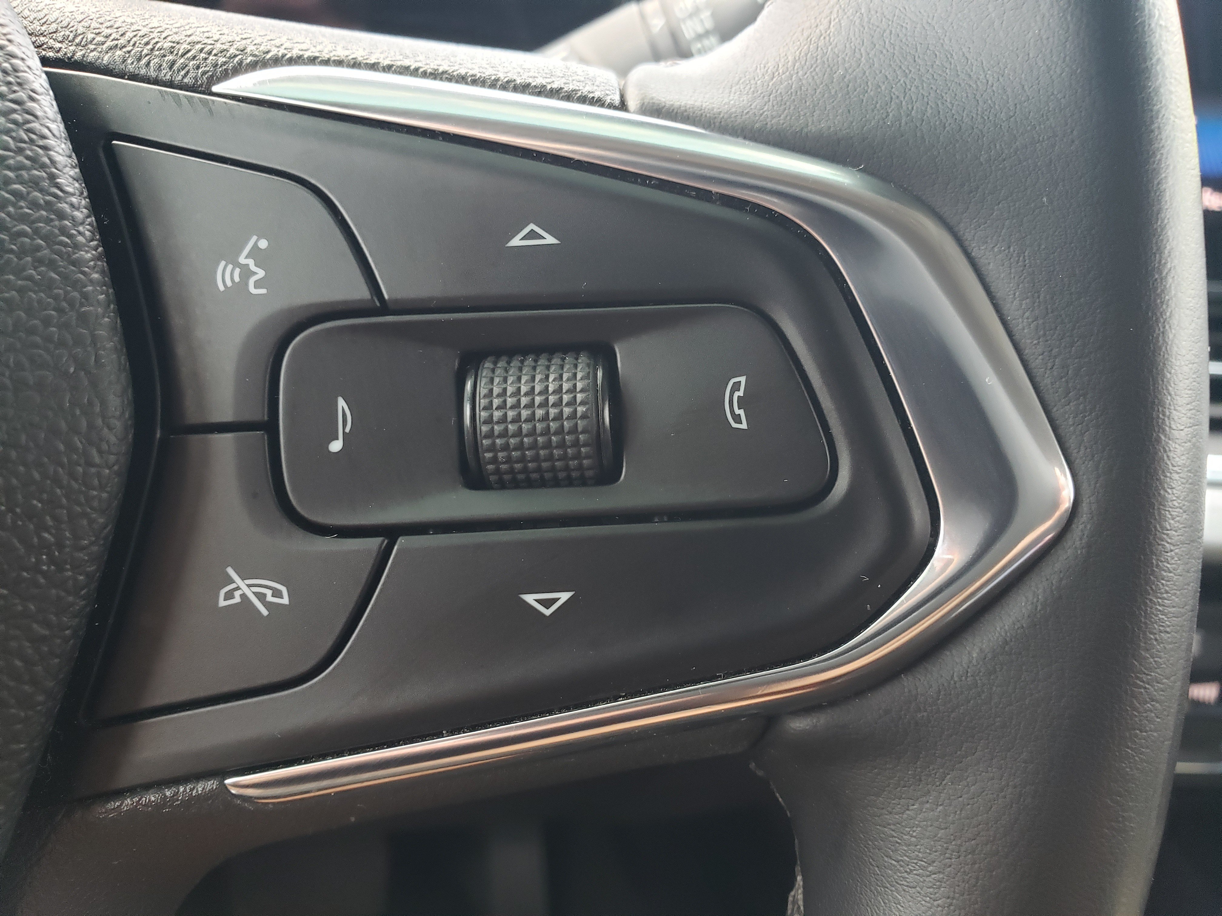 Used 2024 Chevrolet Trax LT w/ Driver Confidence Package FWD image 17