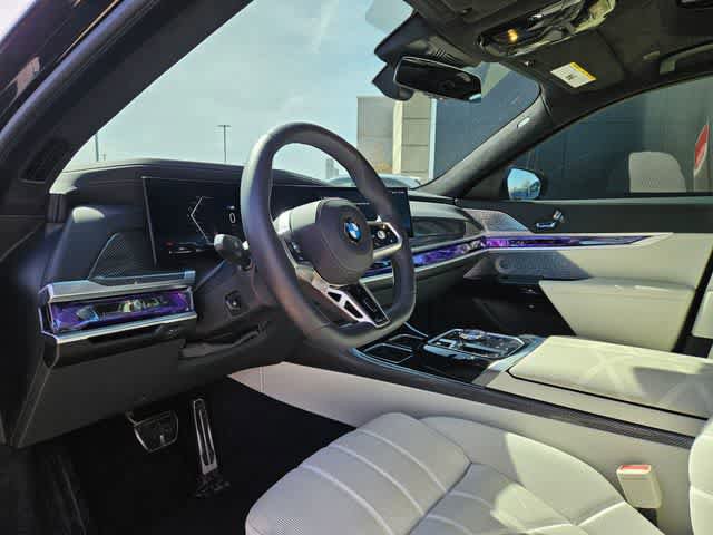 Used 2025 BMW 760i xDrive w/ Premium Package image 2