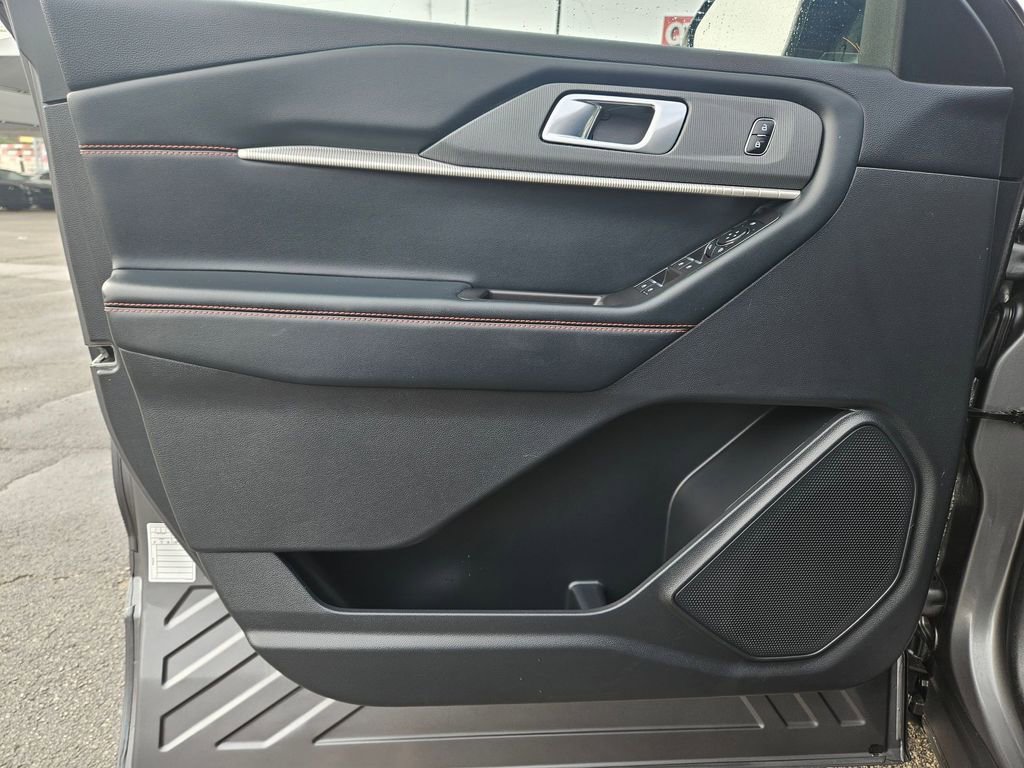 Used 2025 Ford Explorer ST-Line w/ ST-Line Street Pack image 13