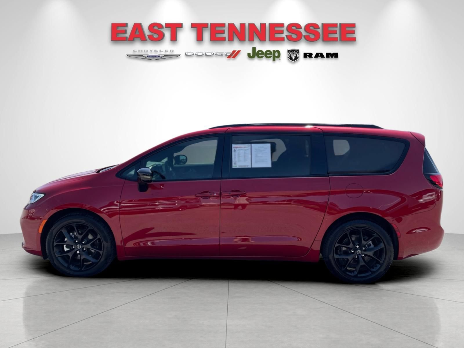 Used 2026 Chrysler Pacifica Limited w/ S Appearance Package FWD image 6