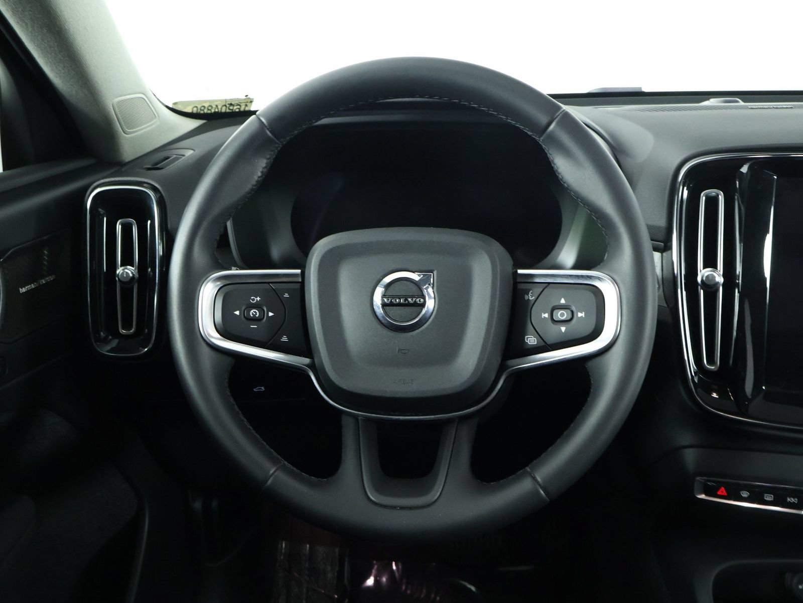 Used 2024 Volvo XC40 B5 Plus w/ Protection Package Premier AWD/4WD image 8