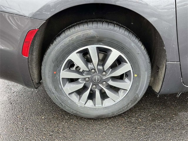 Certified 2022 Chrysler Pacifica Touring-L w/ Uconnect Theater Family Group image 11