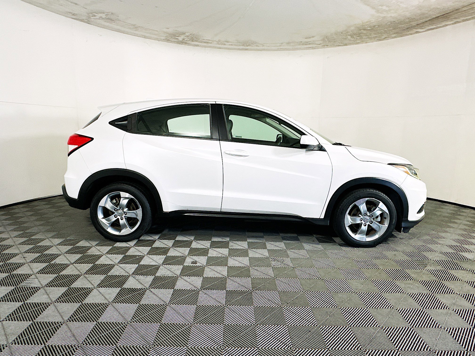 Used 2019 Honda HR-V LX image 2