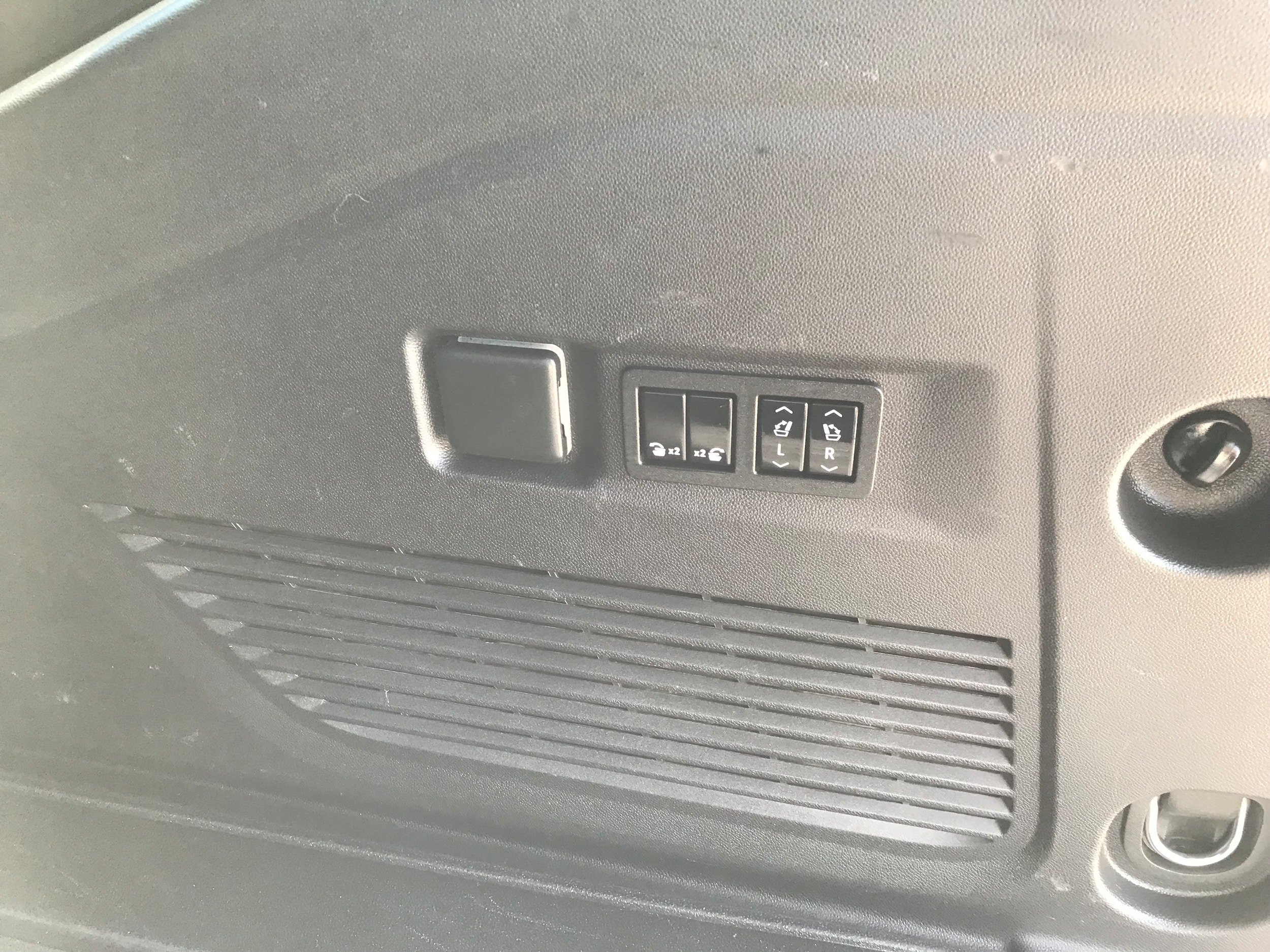 Used 2022 GMC Yukon XL AT4 AWD/4WD image 10