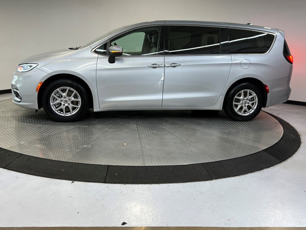 Used 2023 Chrysler Pacifica Touring-L image 4