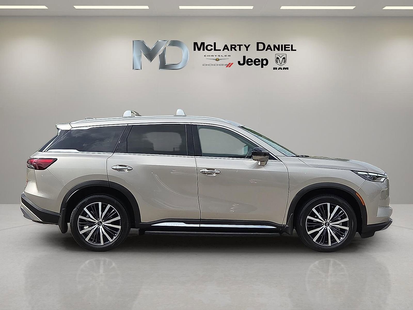 Used 2025 INFINITI QX60 Sensory w/ Vision Package AWD/4WD image 6