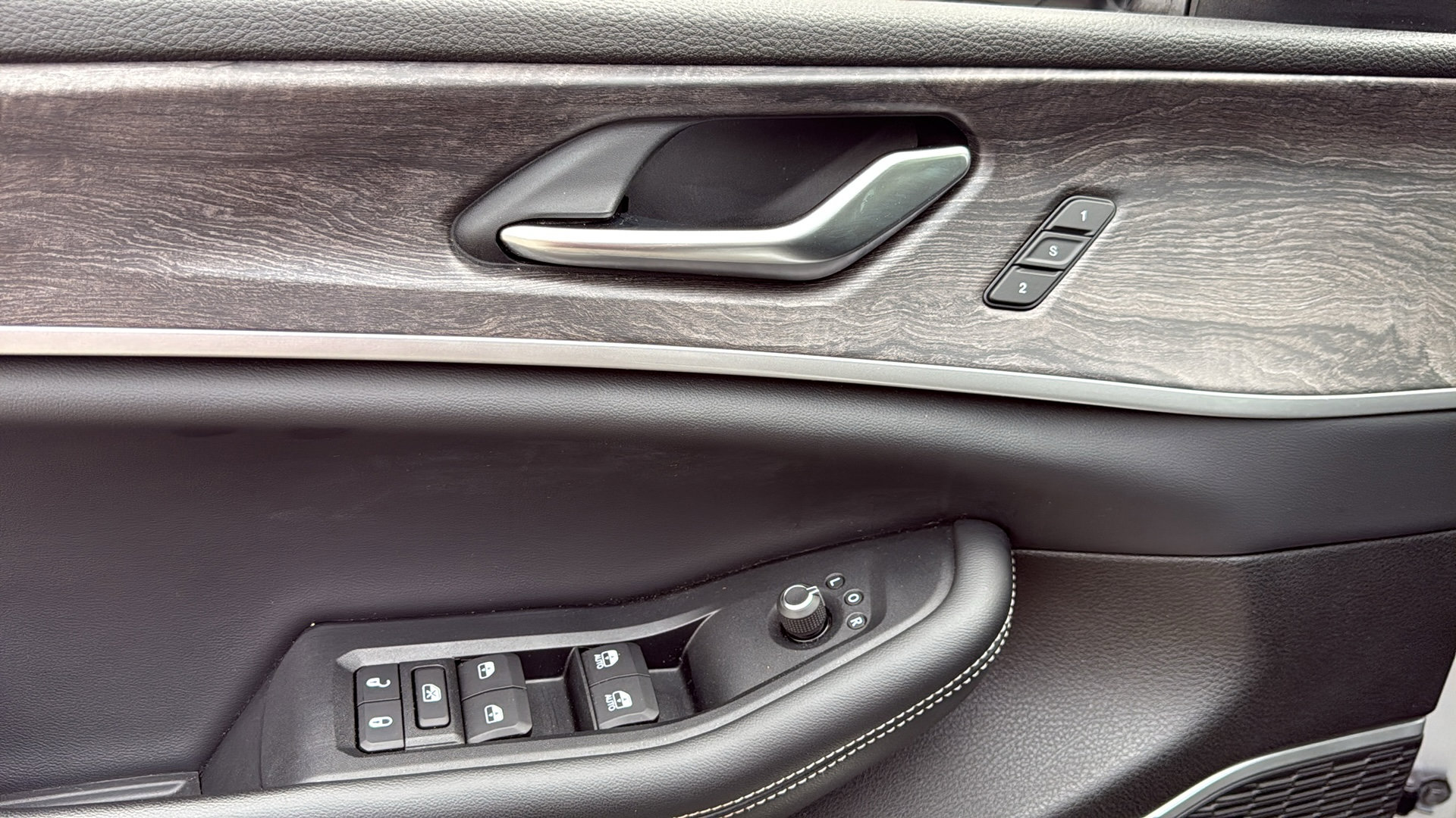 Used 2022 Jeep Grand Cherokee Limited image 11