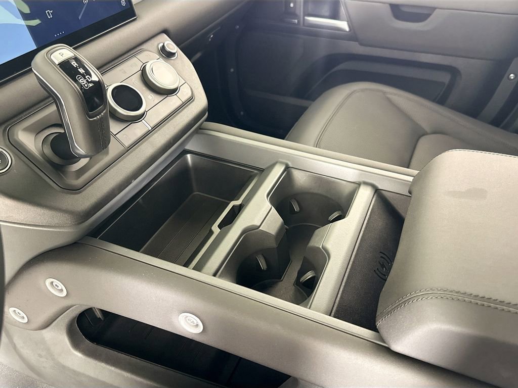 Used 2025 Land Rover Defender 110 X-Dynamic SE image 21