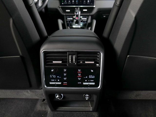 Certified 2023 Porsche Cayenne Platinum Edition image 25