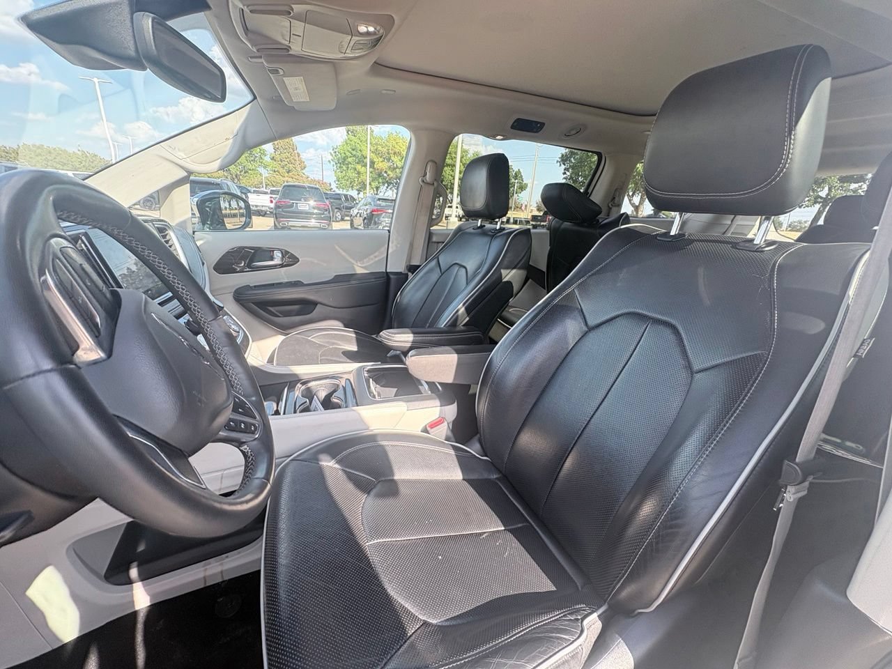 Used 2023 Chrysler Pacifica Limited FWD image 5