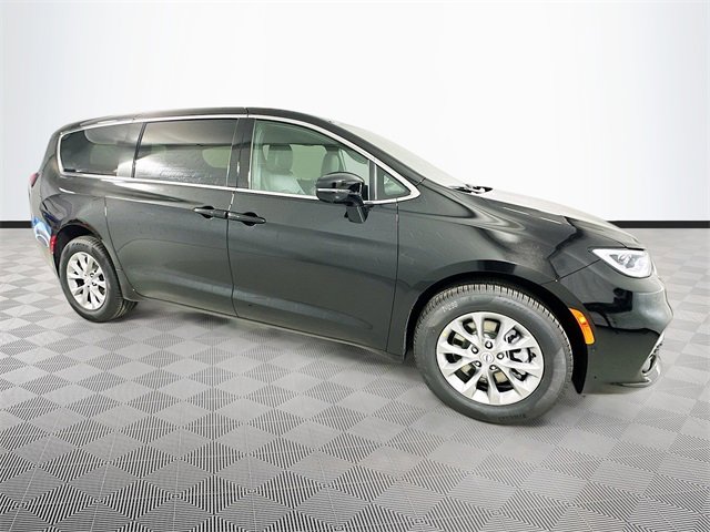 New 2026 Chrysler Pacifica Select image 3