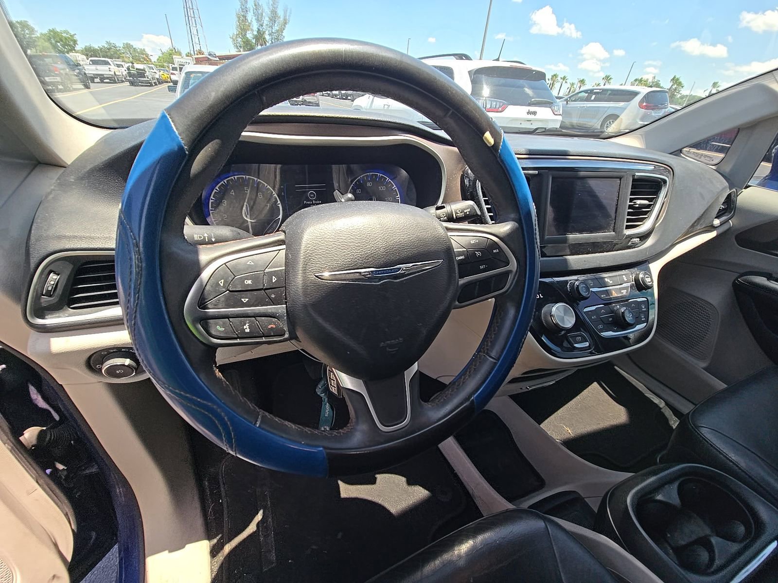Used 2018 Chrysler Pacifica Touring-L FWD image 10