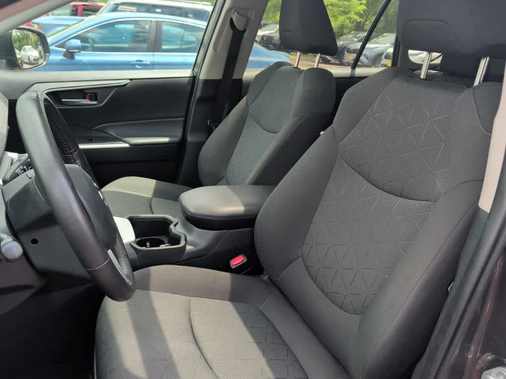 Used 2022 Toyota RAV4 XLE w/ Convenience Package AWD/4WD image 6