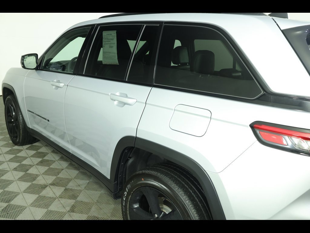 Used 2023 Jeep Grand Cherokee Altitude image 18