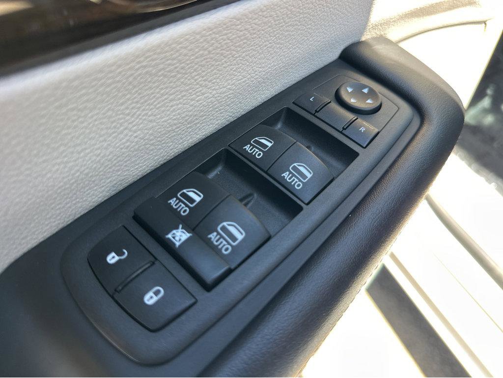 Used 2022 Chrysler Pacifica Limited image 36