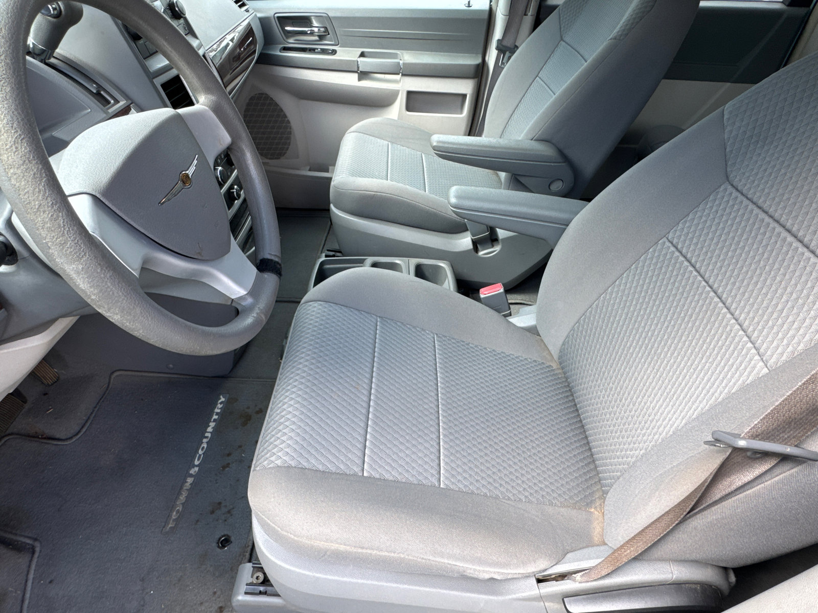 Used 2010 Chrysler Town & Country LX image 9
