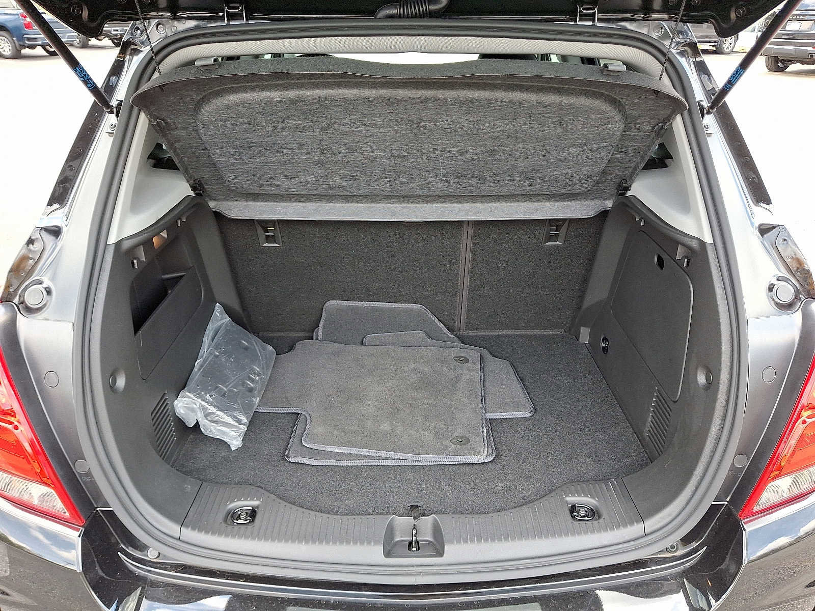 Used 2022 Chevrolet Trax LT w/ LT Convenience Package AWD/4WD image 28