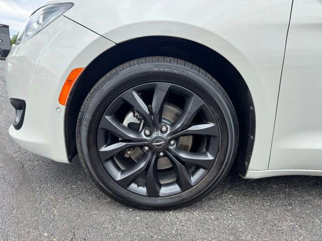 Used 2020 Chrysler Pacifica Touring-L Plus w/ Advanced Safetytec Group FWD image 3