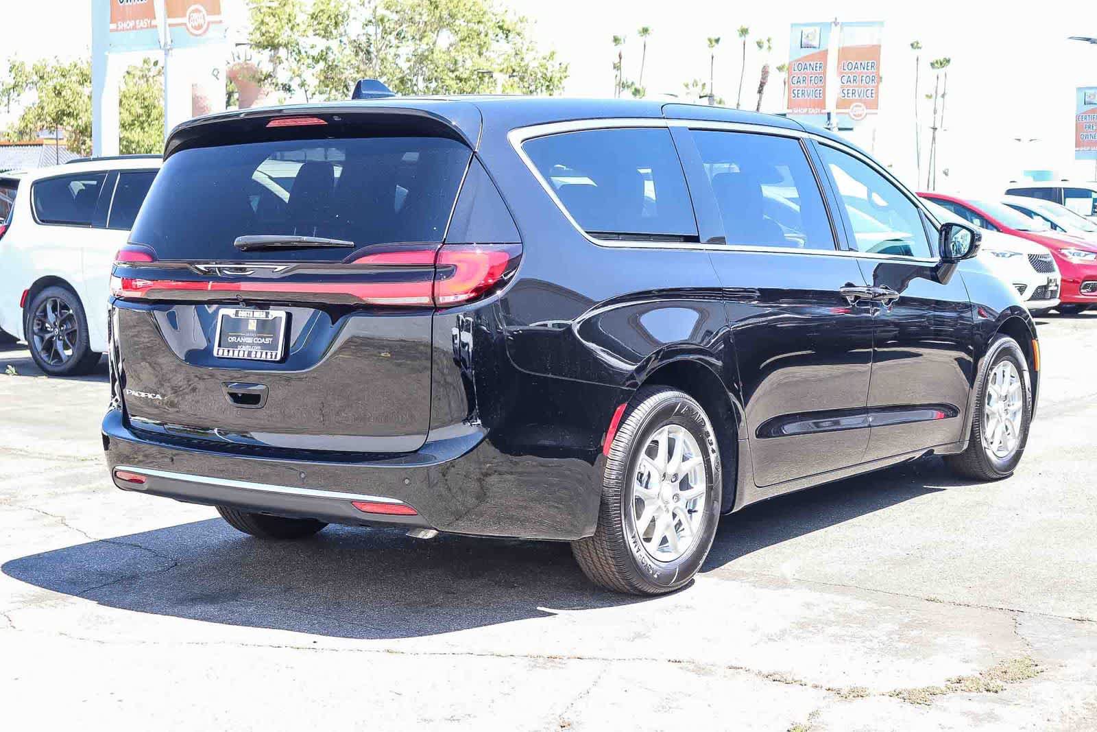 New 2027 Chrysler Pacifica Select FWD image 4