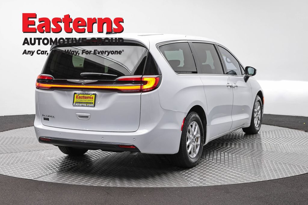 Used 2023 Chrysler Pacifica Touring-L FWD image 5