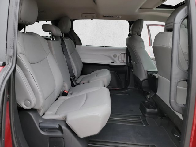 Used 2026 Toyota Sienna XLE FWD image 23