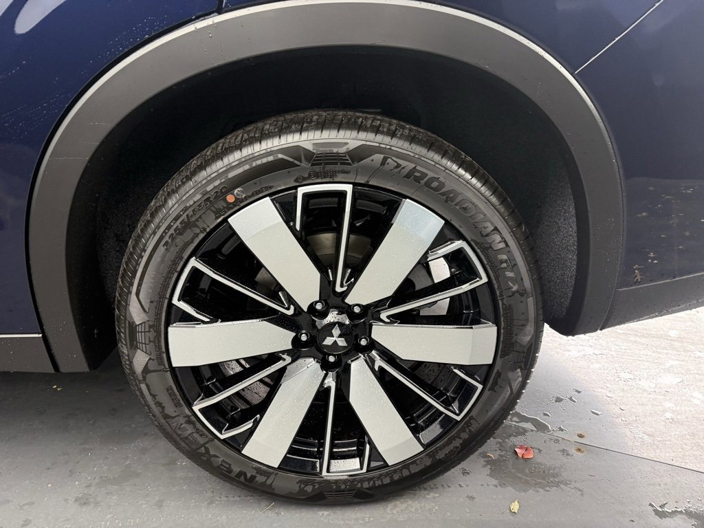 New 2025 Mitsubishi Outlander SE image 11