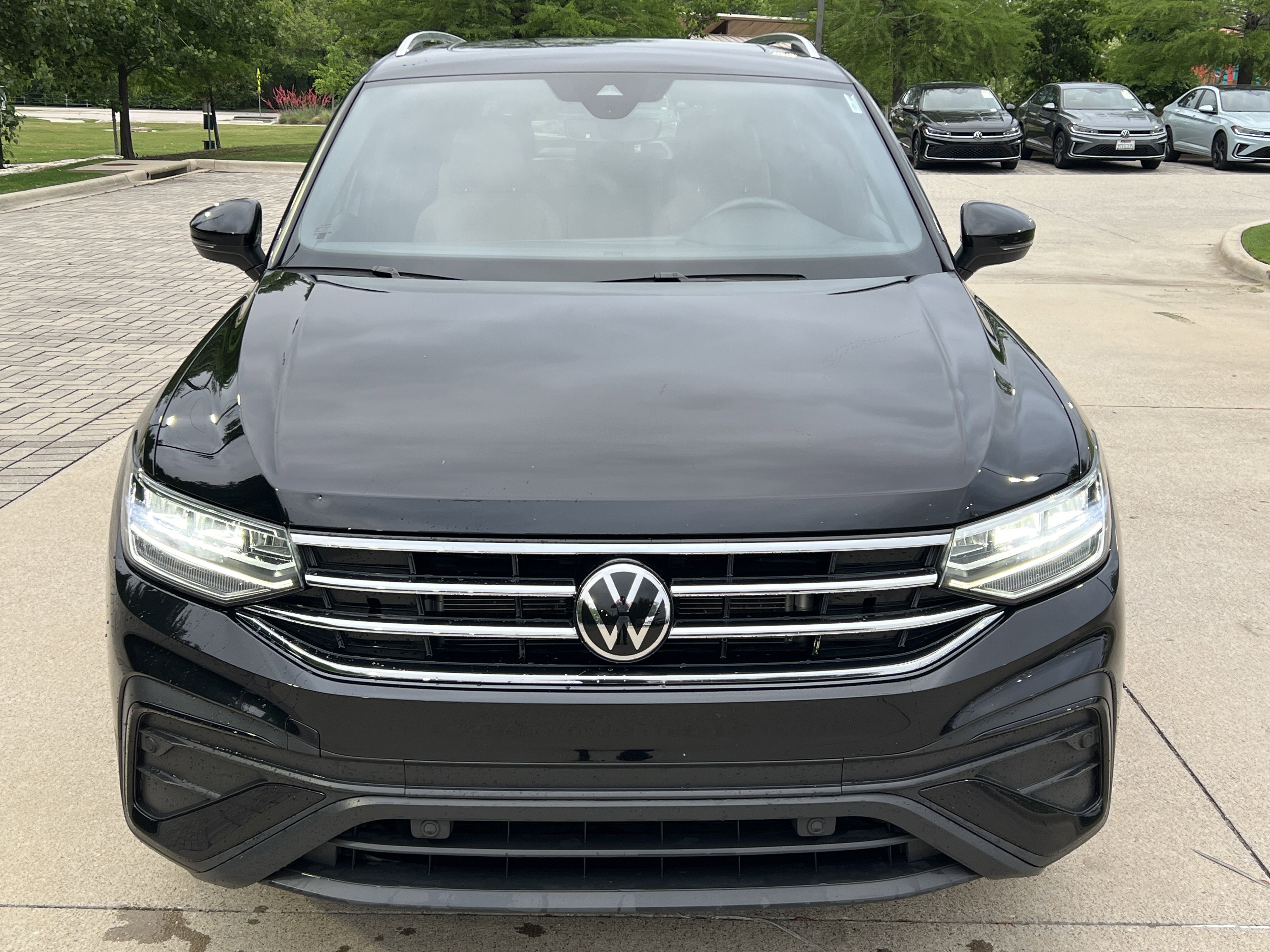 Certified 2023 Volkswagen Tiguan SE w/ Panoramic Sunroof Package FWD image 3