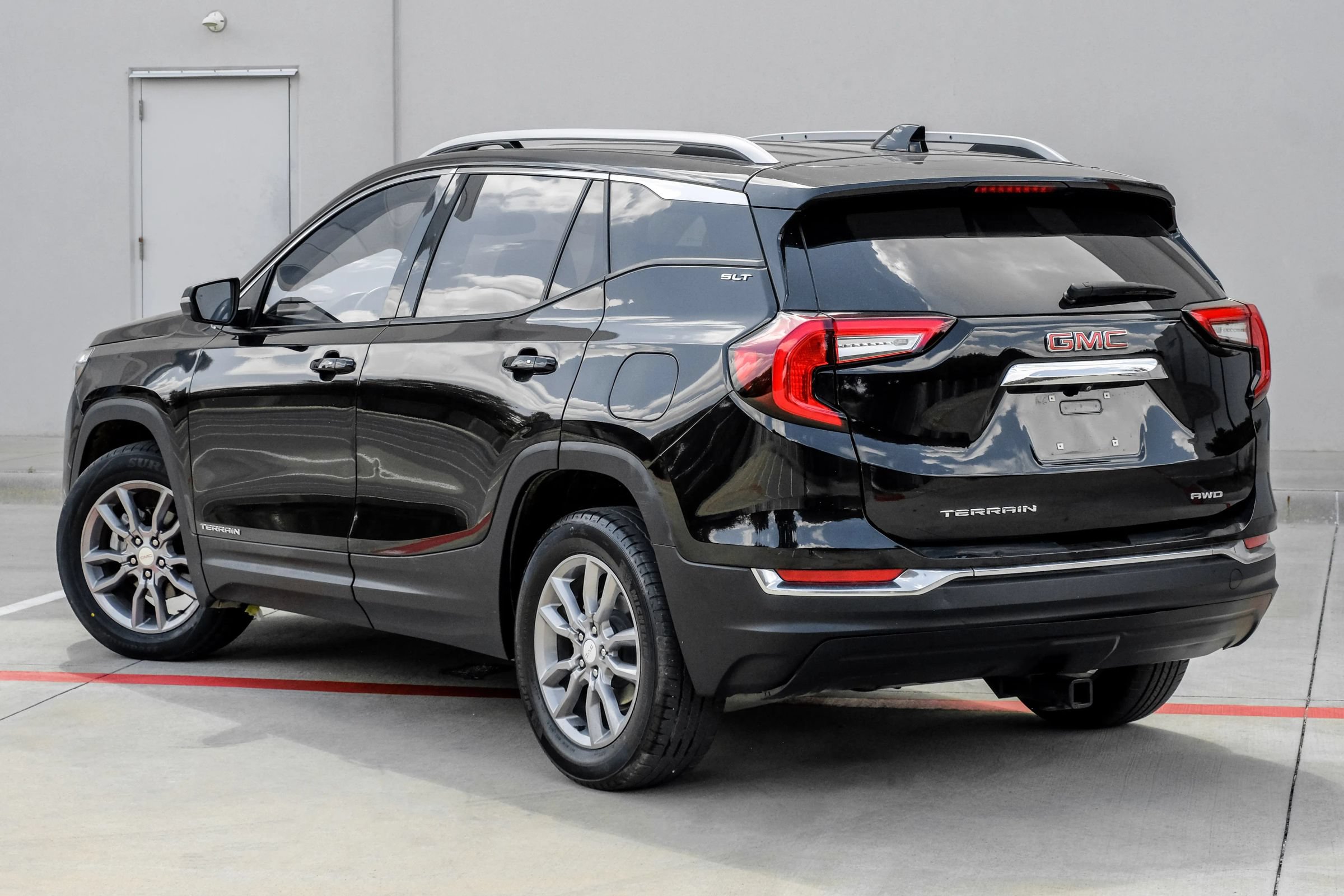 Used 2023 GMC Terrain SLT AWD/4WD image 9