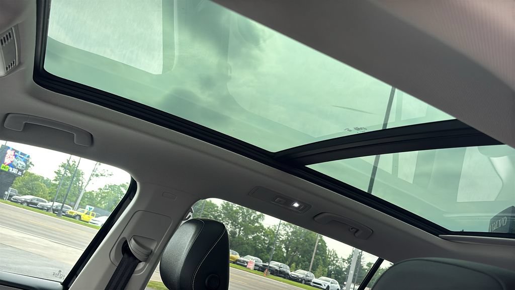 Used 2023 Volkswagen Tiguan SE w/ Panoramic Sunroof Package AWD/4WD image 10