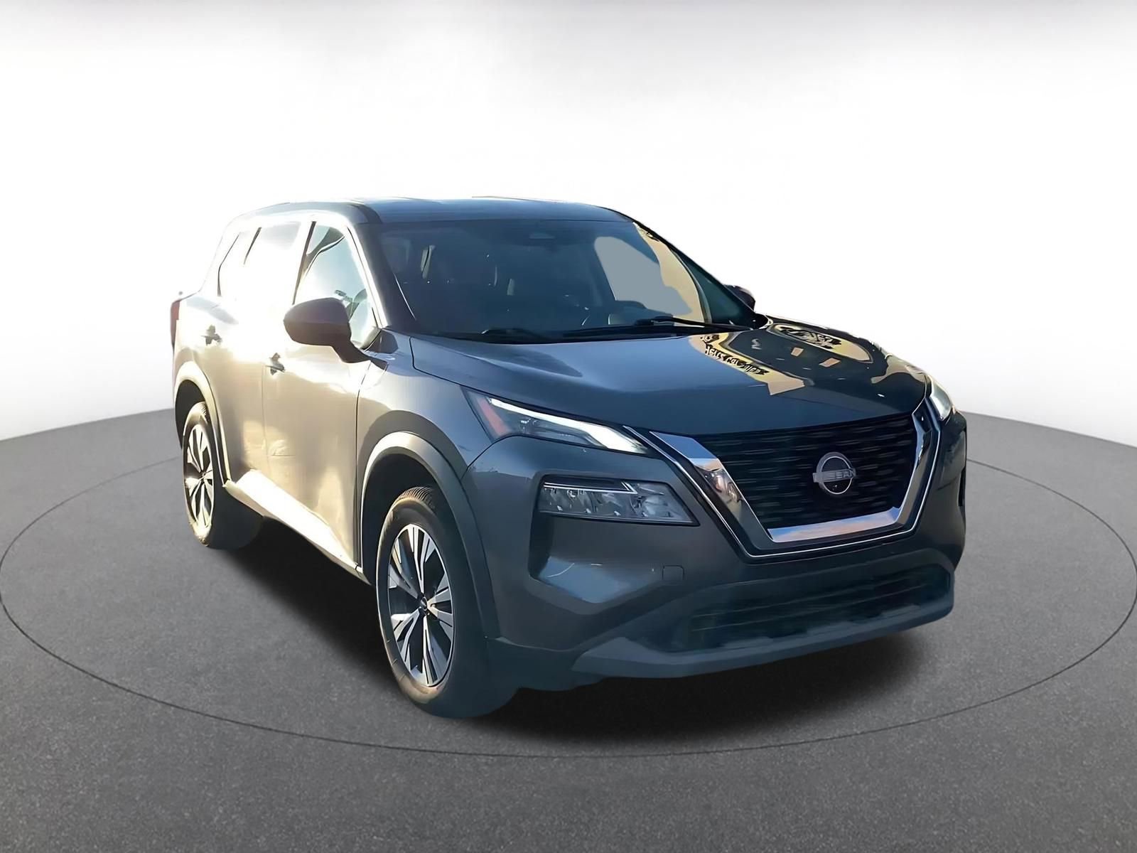 Used 2023 Nissan Rogue SV image 3