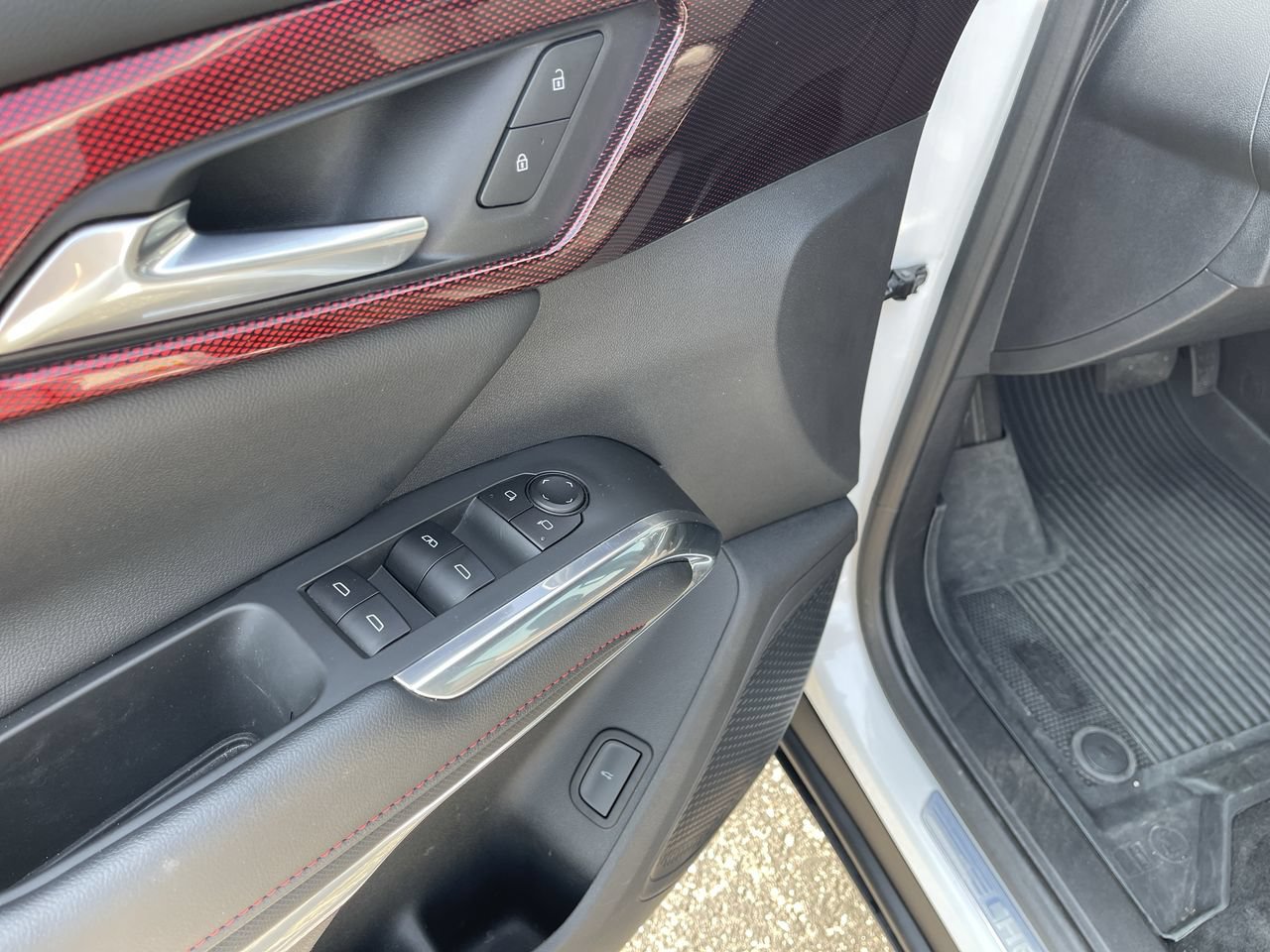 Used 2025 Chevrolet Traverse Z71 w/ LPO, Floor Liner Package AWD/4WD image 24