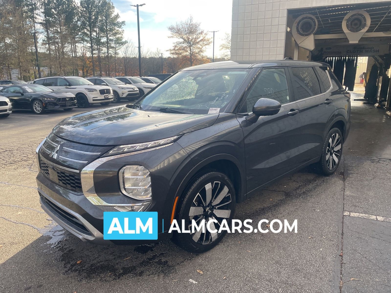 Used 2025 Mitsubishi Outlander SE image 1