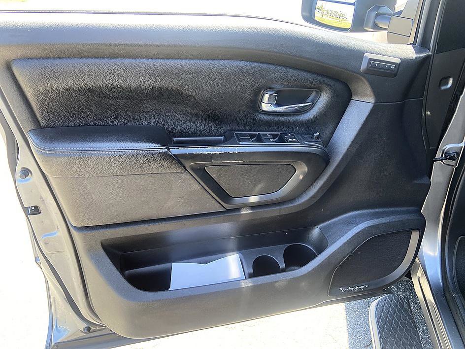 Used 2018 Nissan Titan SL w/ Chrome Package image 9