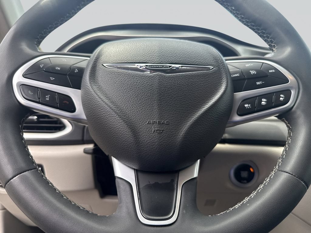 Used 2024 Chrysler Pacifica Touring-L FWD image 11