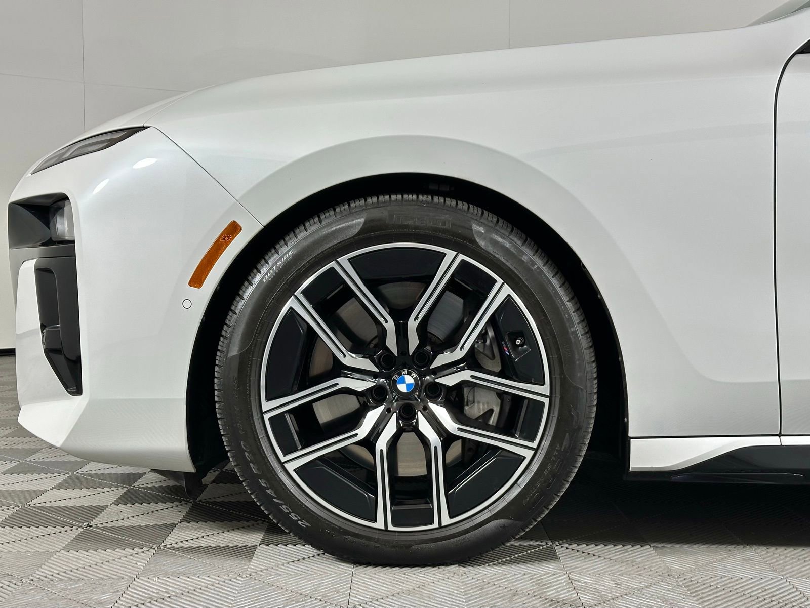 Used 2023 BMW 760i xDrive w/ Parking Assistance Package image 8