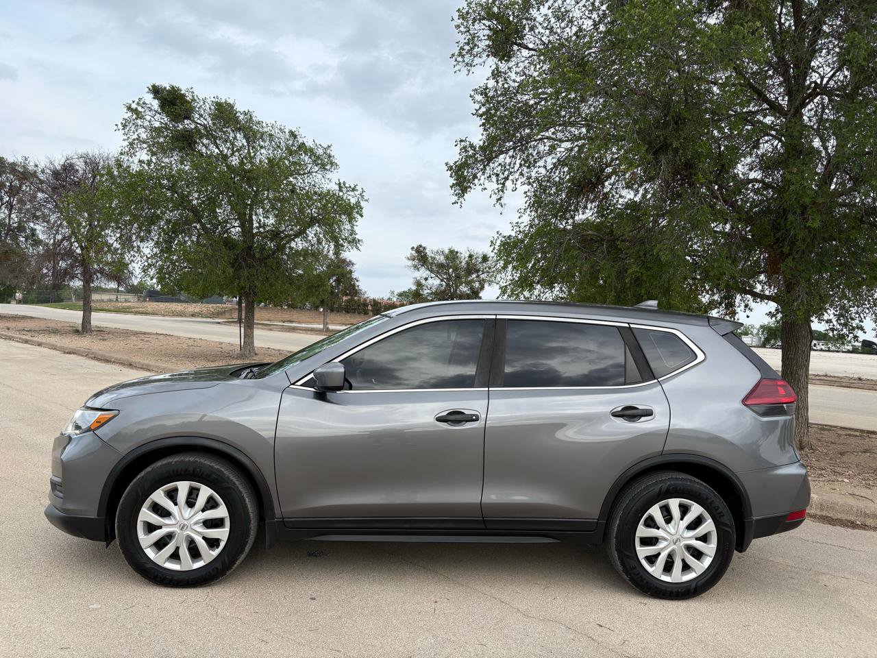 Used 2018 Nissan Rogue S FWD image 2