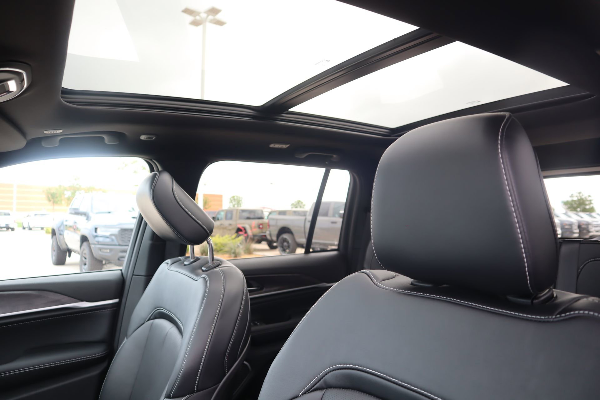 New 2026 Jeep Grand Cherokee Limited Reserve AWD/4WD image 16