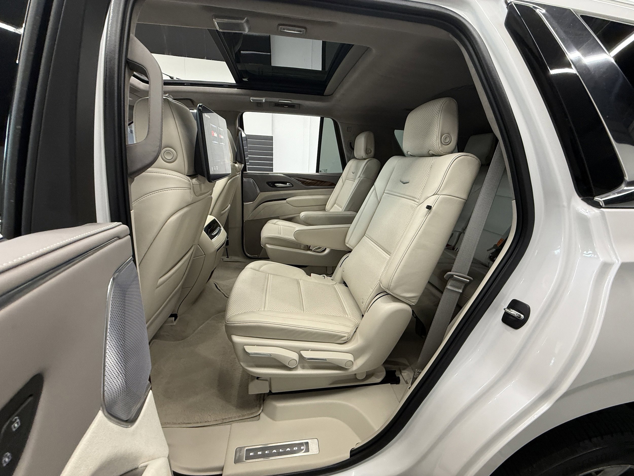 Used 2023 Cadillac Escalade Premium Luxury Platinum AWD/4WD image 29