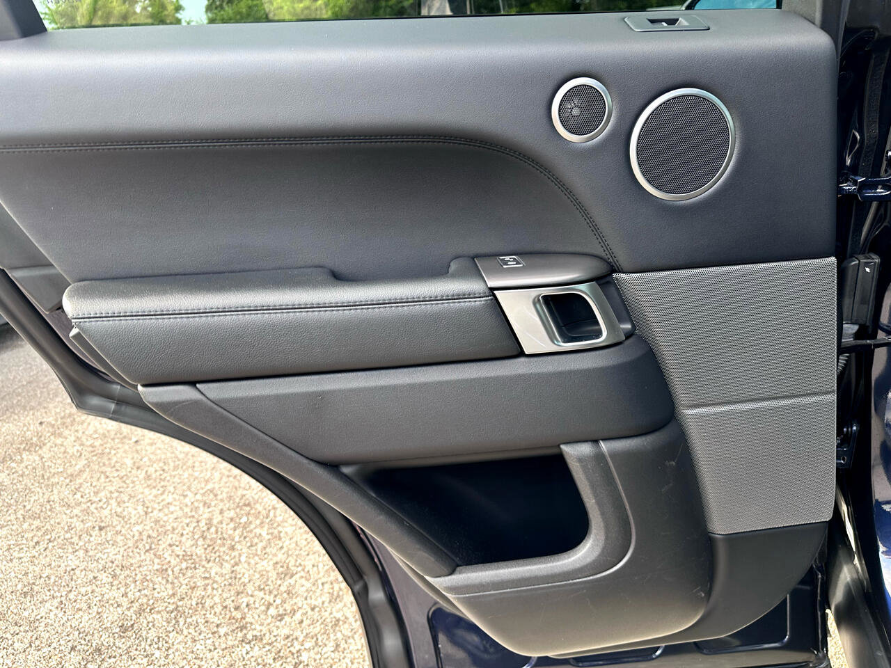 Used 2016 Land Rover Range Rover Sport SE image 34