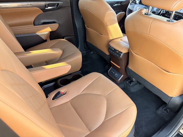 Used 2020 Toyota Highlander Platinum FWD image 23
