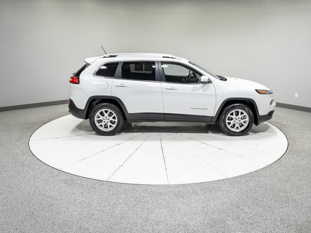 Used 2018 Jeep Cherokee Latitude w/ Safety Group AWD/4WD image 4